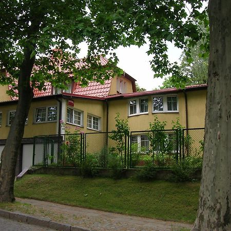 Hotel Pod Platanami Trzebnica Bagian luar foto
