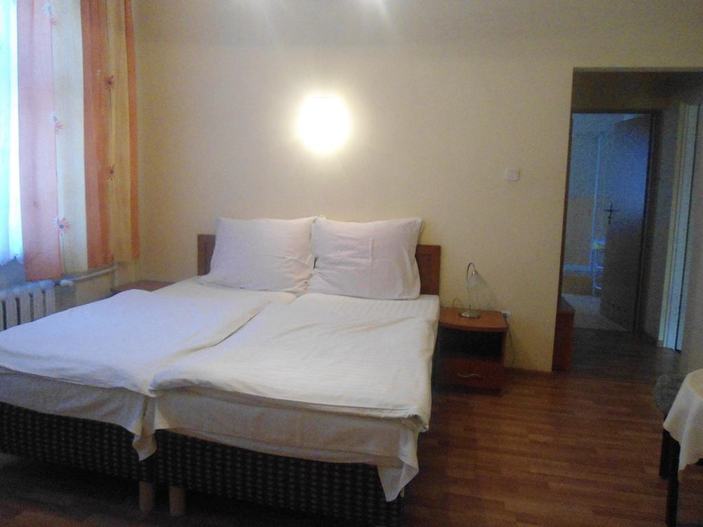 Hotel Pod Platanami Trzebnica Ruang foto