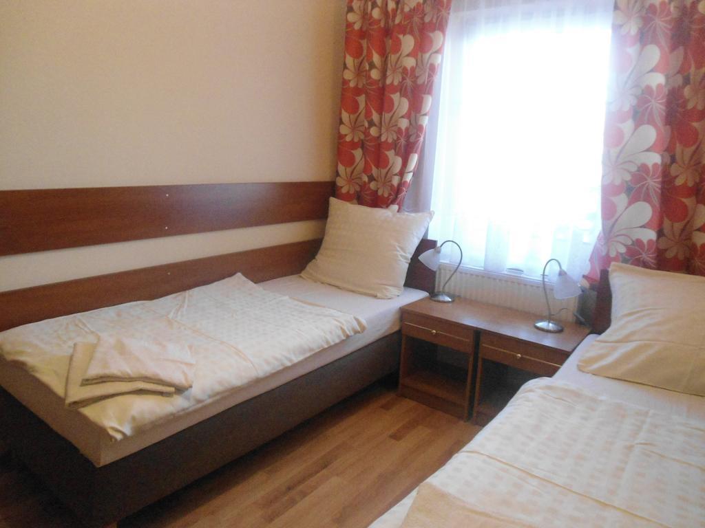 Hotel Pod Platanami Trzebnica Ruang foto