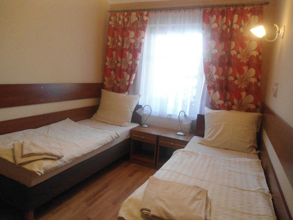 Hotel Pod Platanami Trzebnica Bagian luar foto