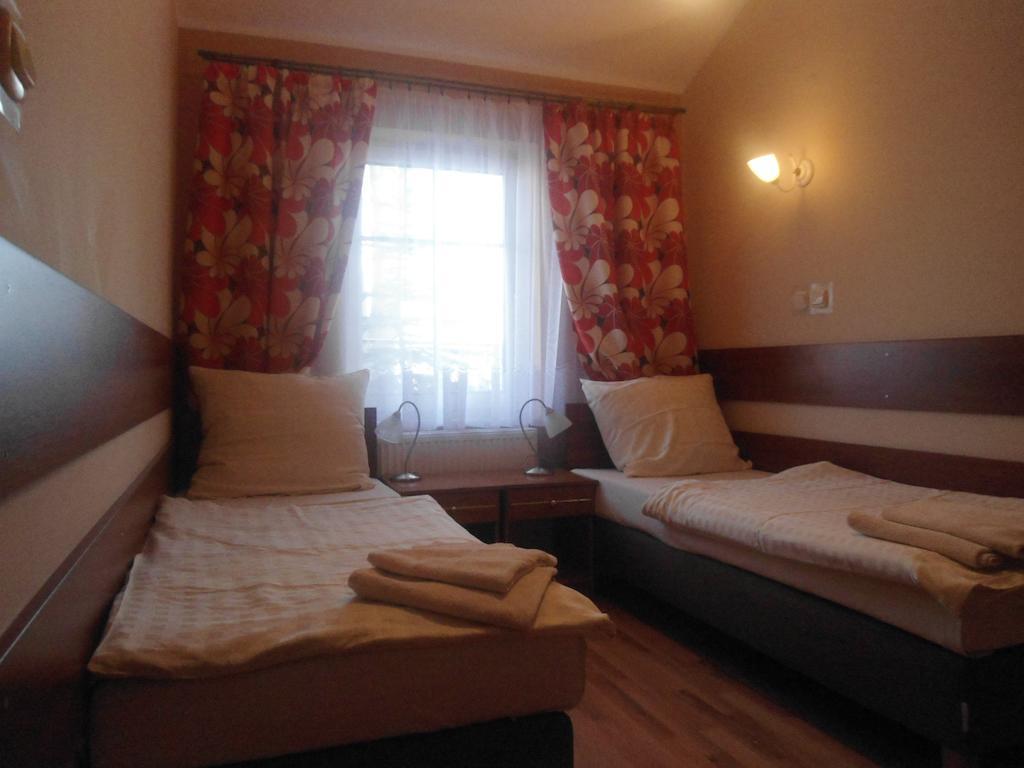 Hotel Pod Platanami Trzebnica Bagian luar foto