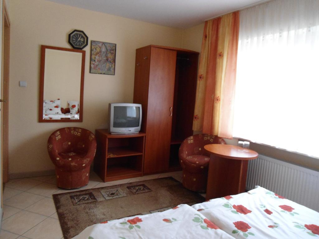 Hotel Pod Platanami Trzebnica Bagian luar foto