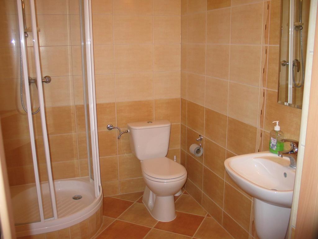 Hotel Pod Platanami Trzebnica Bagian luar foto