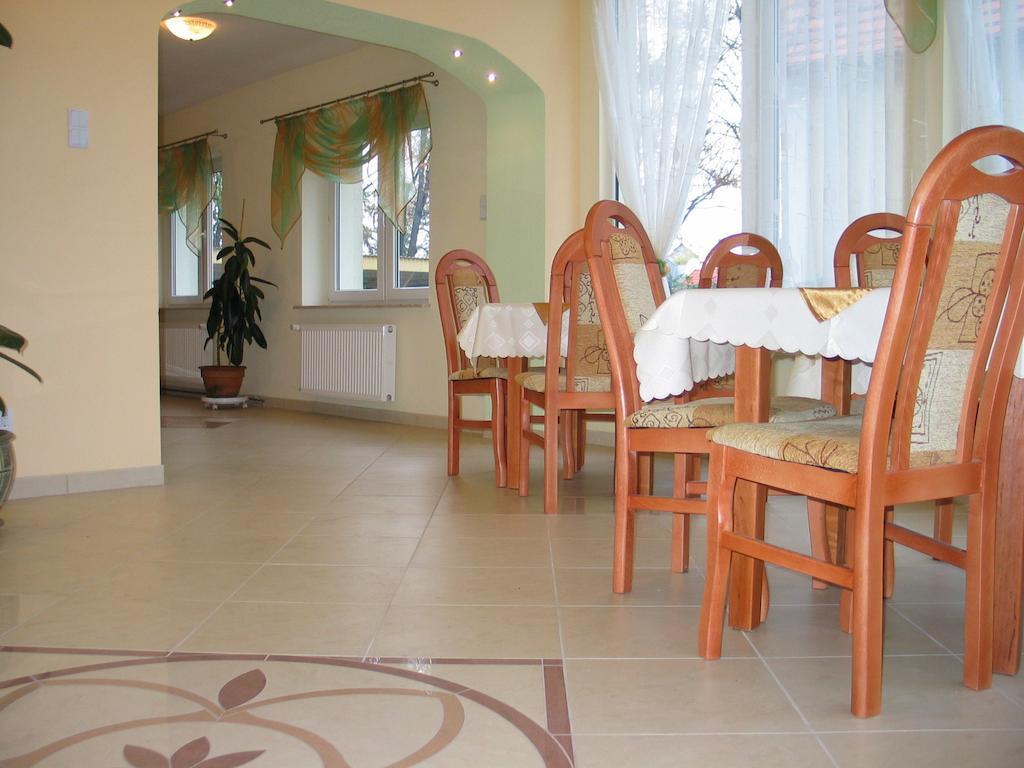 Hotel Pod Platanami Trzebnica Bagian luar foto