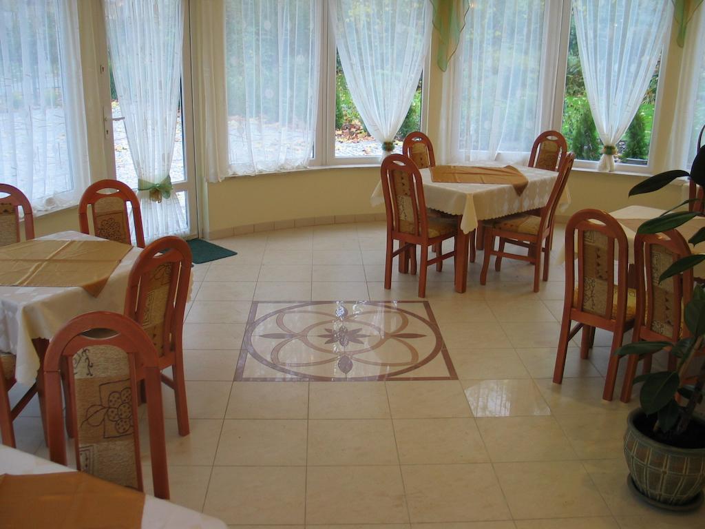 Hotel Pod Platanami Trzebnica Bagian luar foto