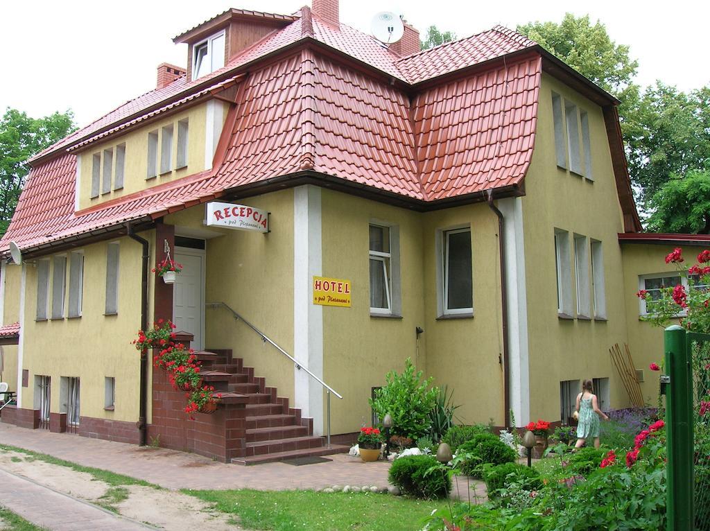 Hotel Pod Platanami Trzebnica Bagian luar foto