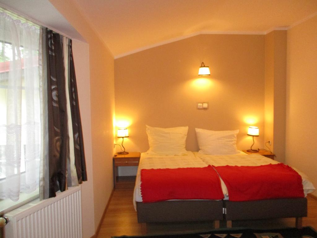 Hotel Pod Platanami Trzebnica Bagian luar foto