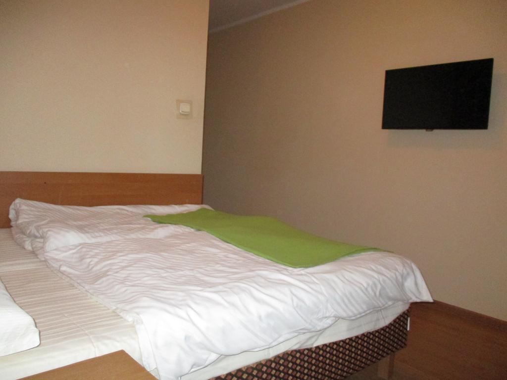 Hotel Pod Platanami Trzebnica Bagian luar foto