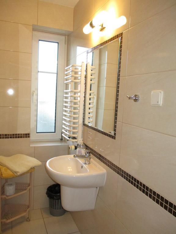 Hotel Pod Platanami Trzebnica Bagian luar foto