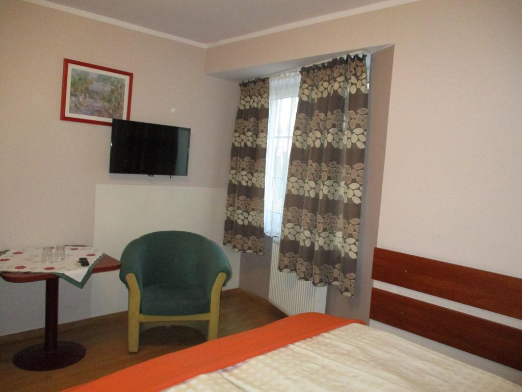 Hotel Pod Platanami Trzebnica Bagian luar foto