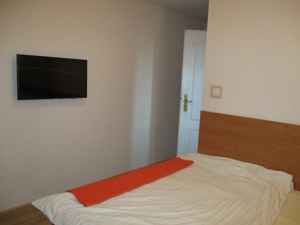 Hotel Pod Platanami Trzebnica Bagian luar foto