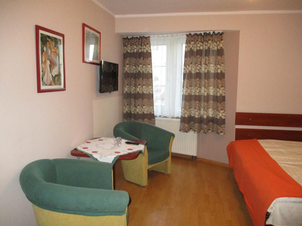 Hotel Pod Platanami Trzebnica Bagian luar foto