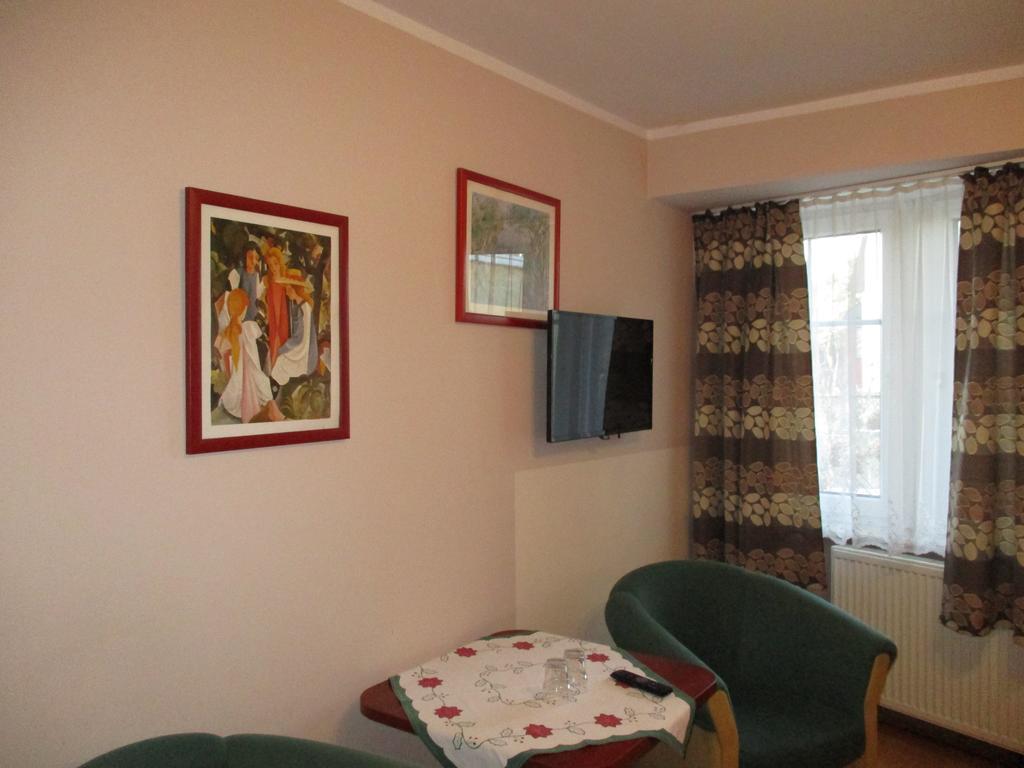 Hotel Pod Platanami Trzebnica Bagian luar foto