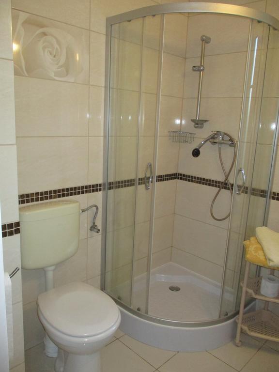 Hotel Pod Platanami Trzebnica Bagian luar foto