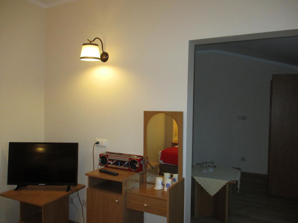 Hotel Pod Platanami Trzebnica Bagian luar foto