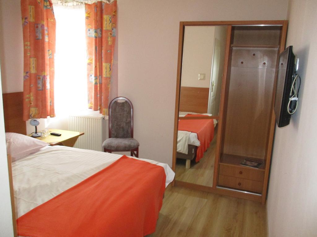 Hotel Pod Platanami Trzebnica Bagian luar foto