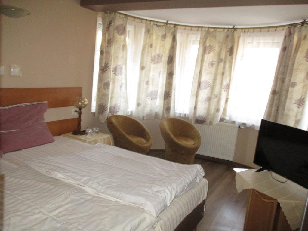 Hotel Pod Platanami Trzebnica Bagian luar foto