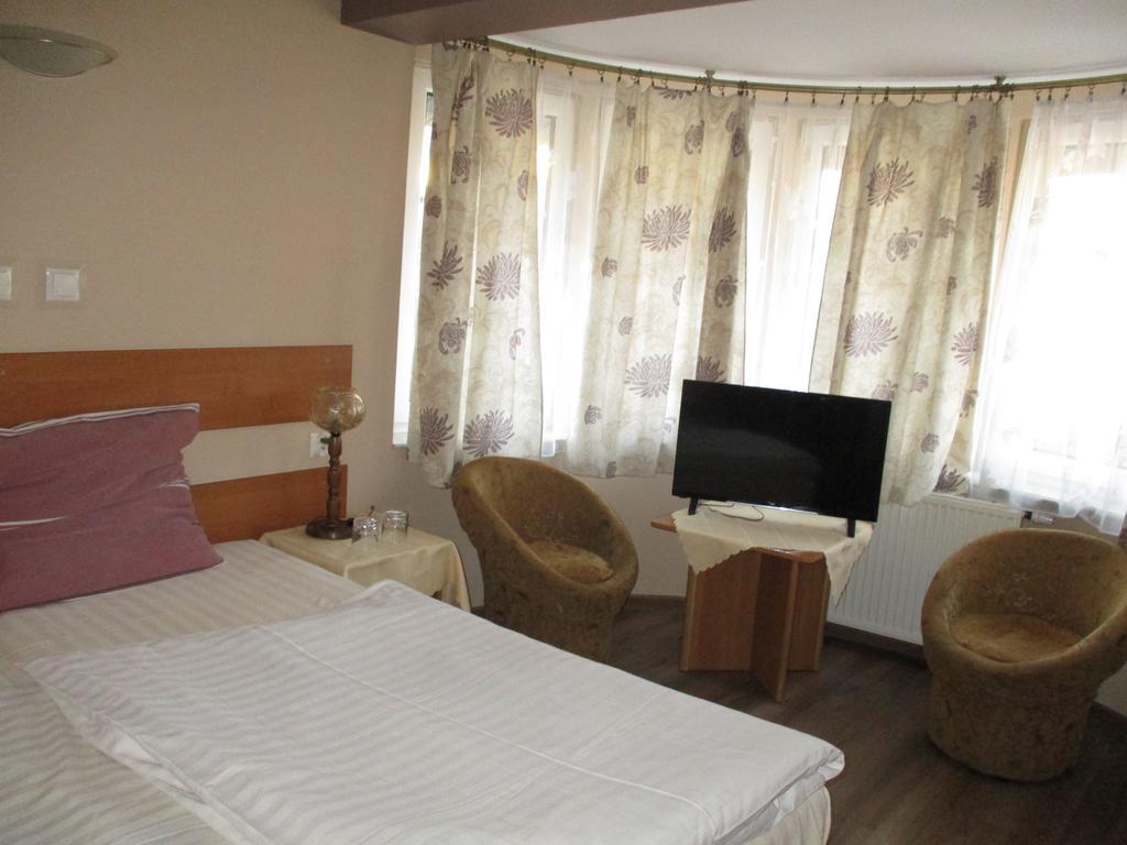 Hotel Pod Platanami Trzebnica Bagian luar foto