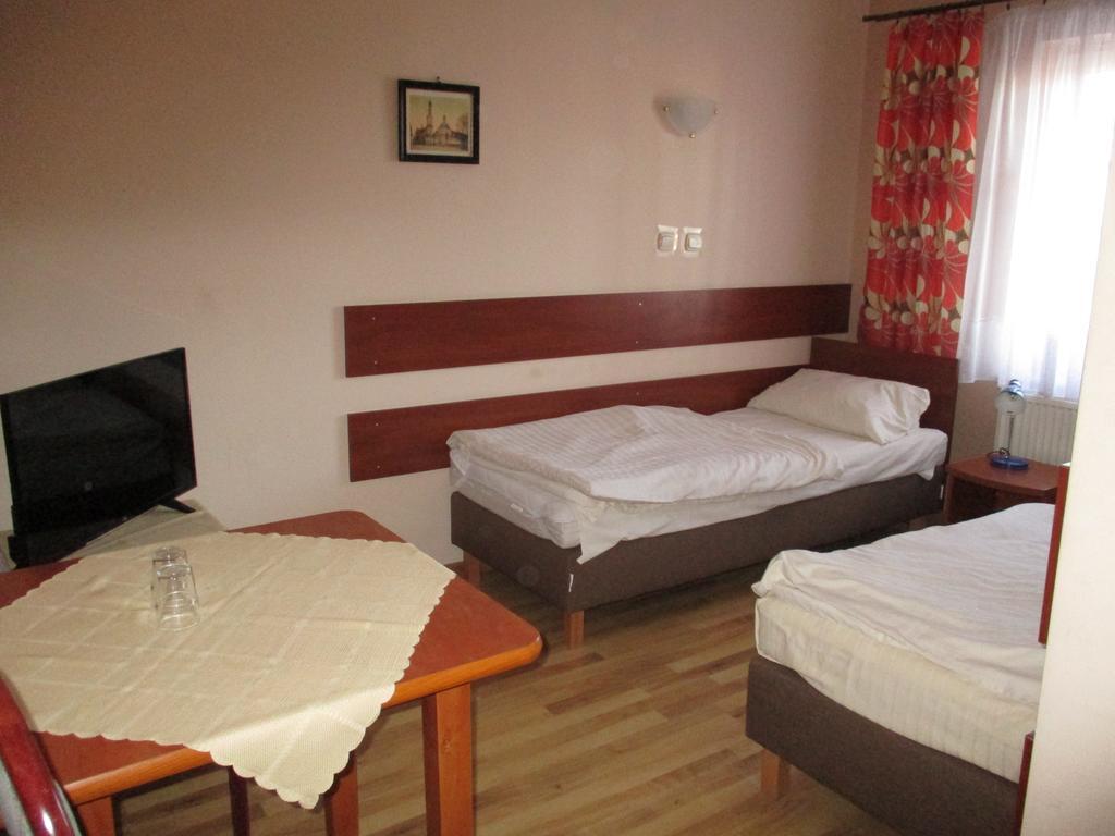 Hotel Pod Platanami Trzebnica Bagian luar foto