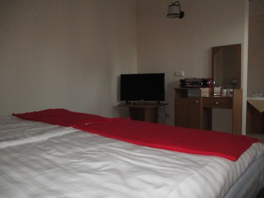 Hotel Pod Platanami Trzebnica Bagian luar foto