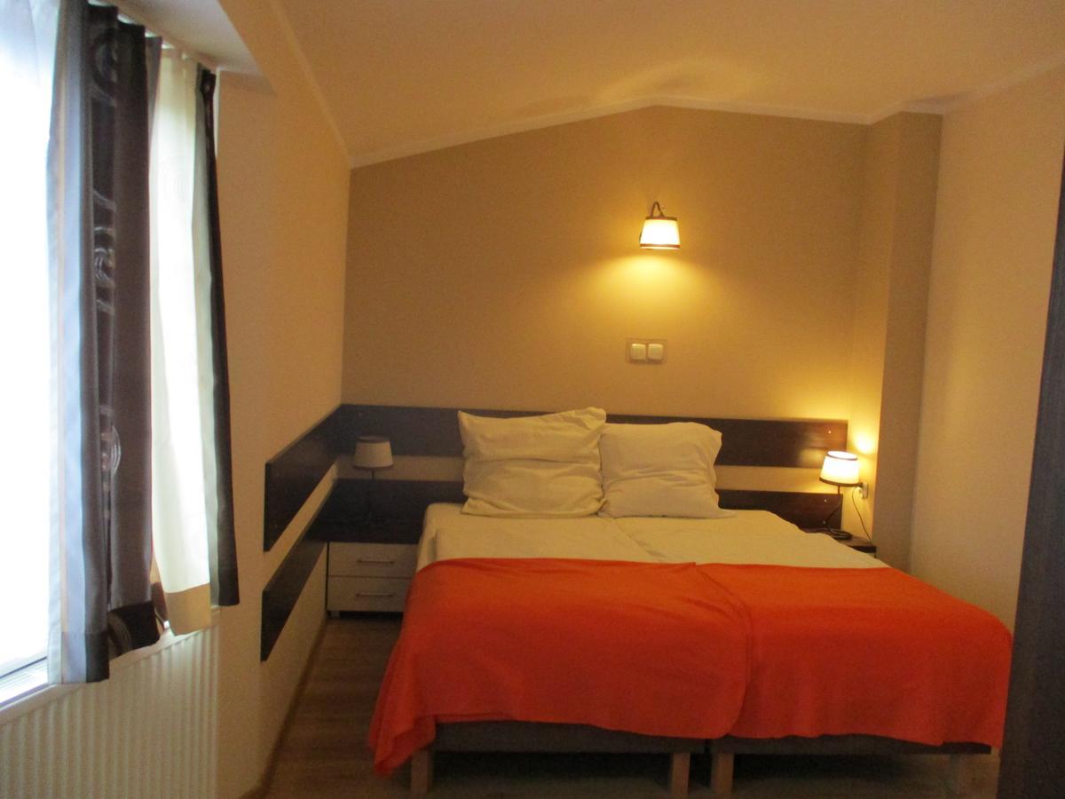 Hotel Pod Platanami Trzebnica Bagian luar foto
