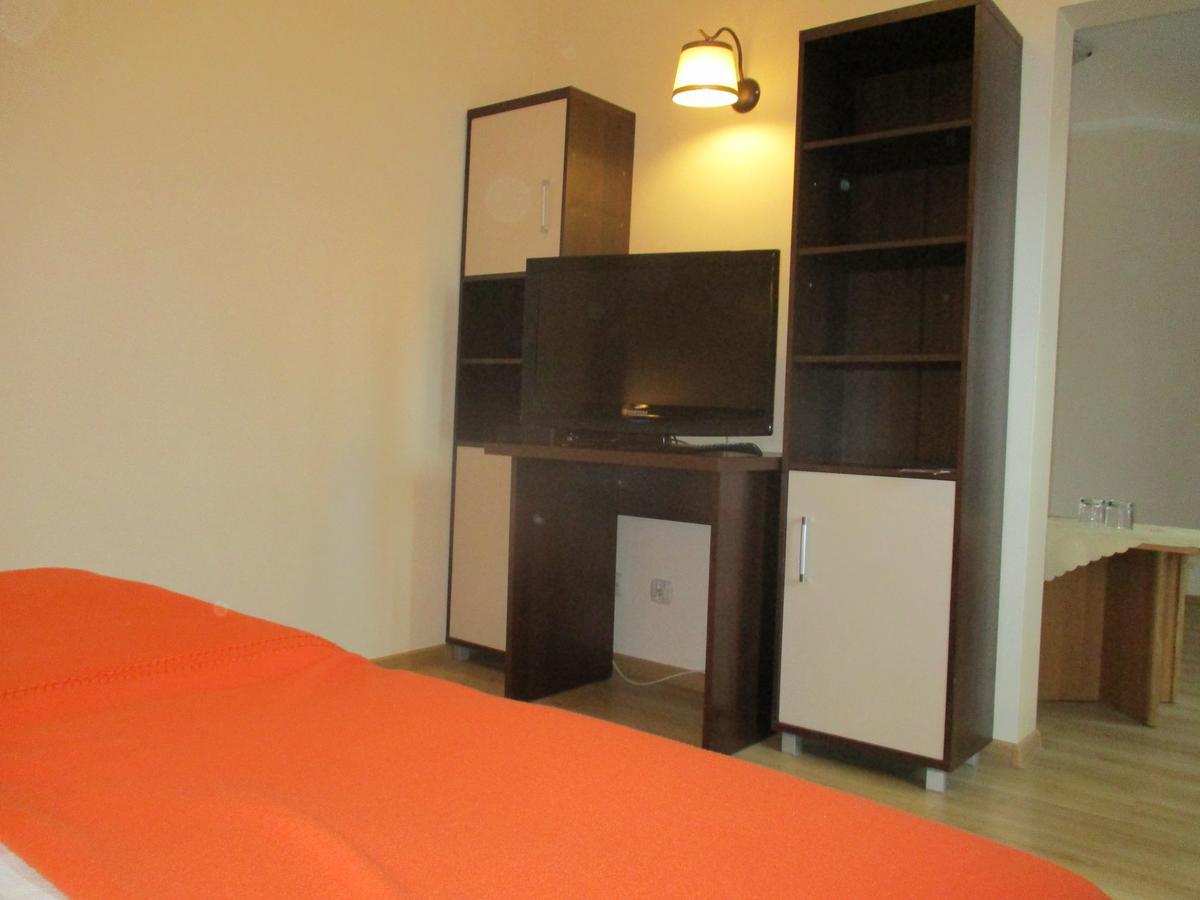 Hotel Pod Platanami Trzebnica Bagian luar foto