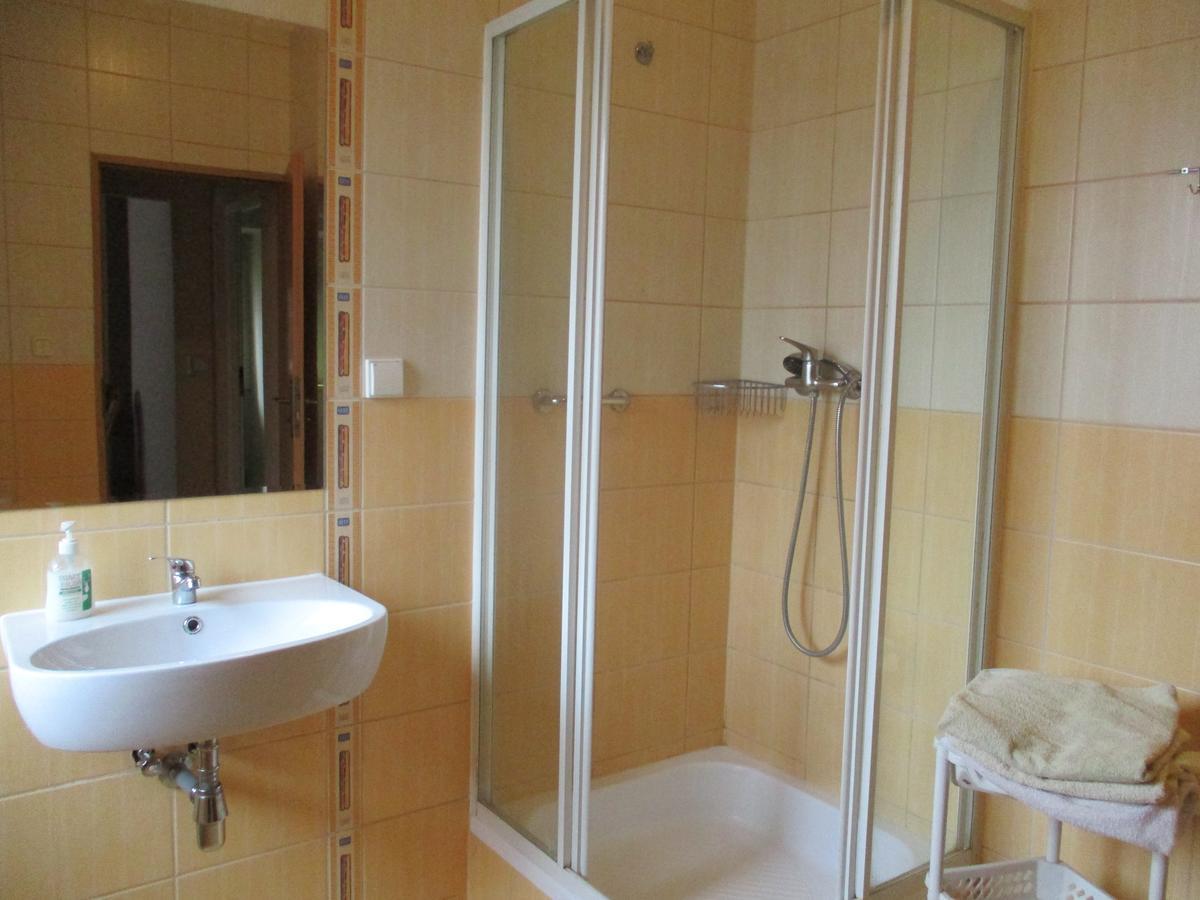 Hotel Pod Platanami Trzebnica Bagian luar foto