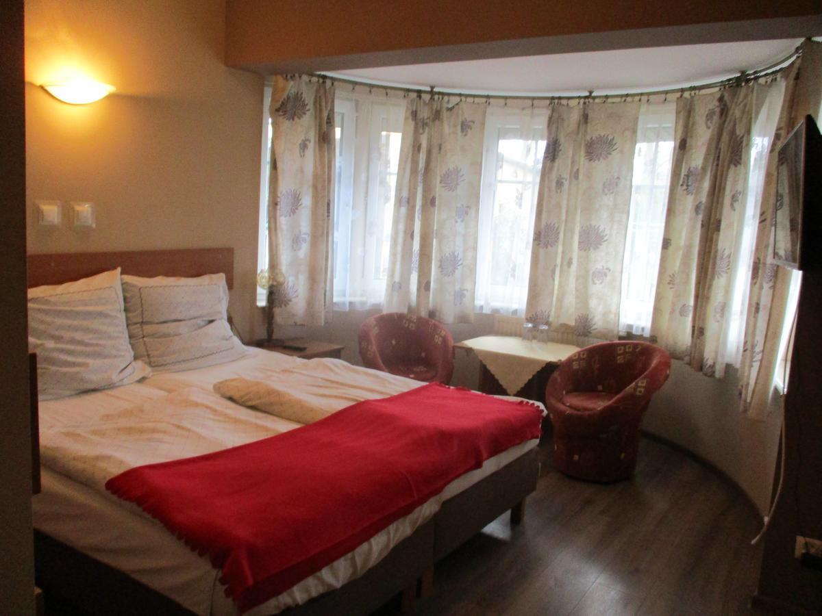 Hotel Pod Platanami Trzebnica Bagian luar foto