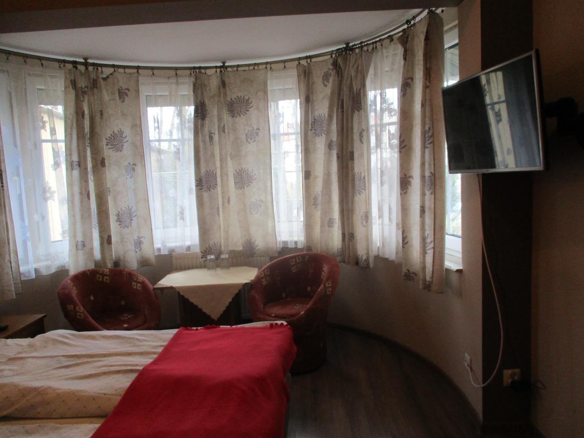 Hotel Pod Platanami Trzebnica Bagian luar foto