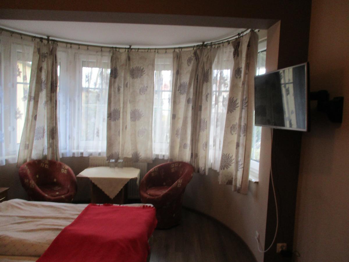 Hotel Pod Platanami Trzebnica Bagian luar foto